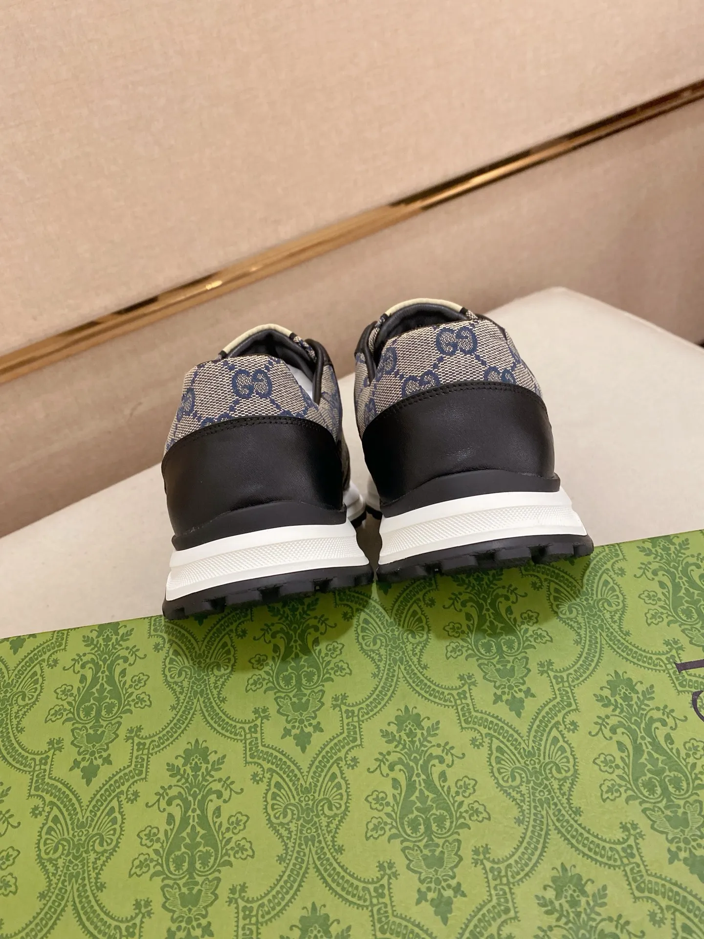 Men's clothing and shoes💰 400💰🇮🇹🇮🇹GUCCI (Gucci) top 🔍🔍 new models are on sale at the same time, the upper 🇮🇹 is imported Italian first-layer cowhide, the lining is fully imported sheepskin 💪💪, completely 1⃣️compared 1⃣️Reproduction🇮🇹💪💪, ⚠Sole: The original sole is specially provided by the original factory, the exclusive movable molded sole is super comfortable, ⚠Original factory follow-up goods, 🔍🔍high quality, you can enter and leave the counter at will, welcome to compare⚠. Code number: 38-44 (45 is custom-made and cannot be returned or exchanged)